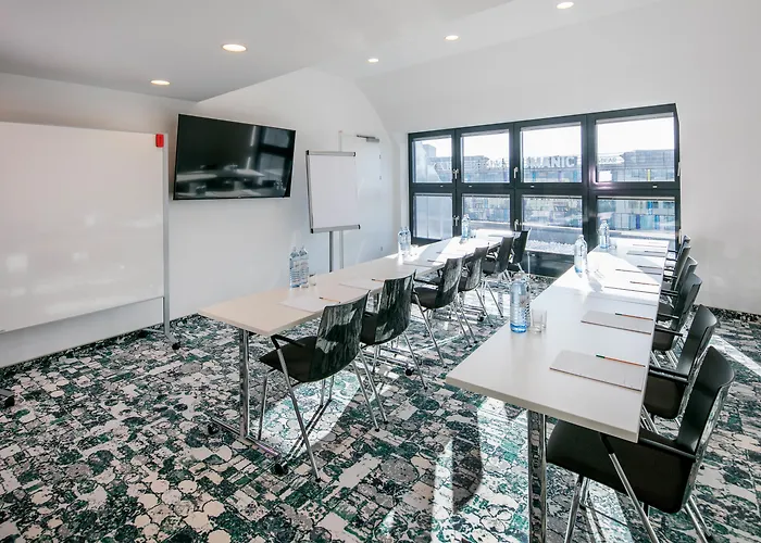 Hotel Arcotel Donauzentrum 4*